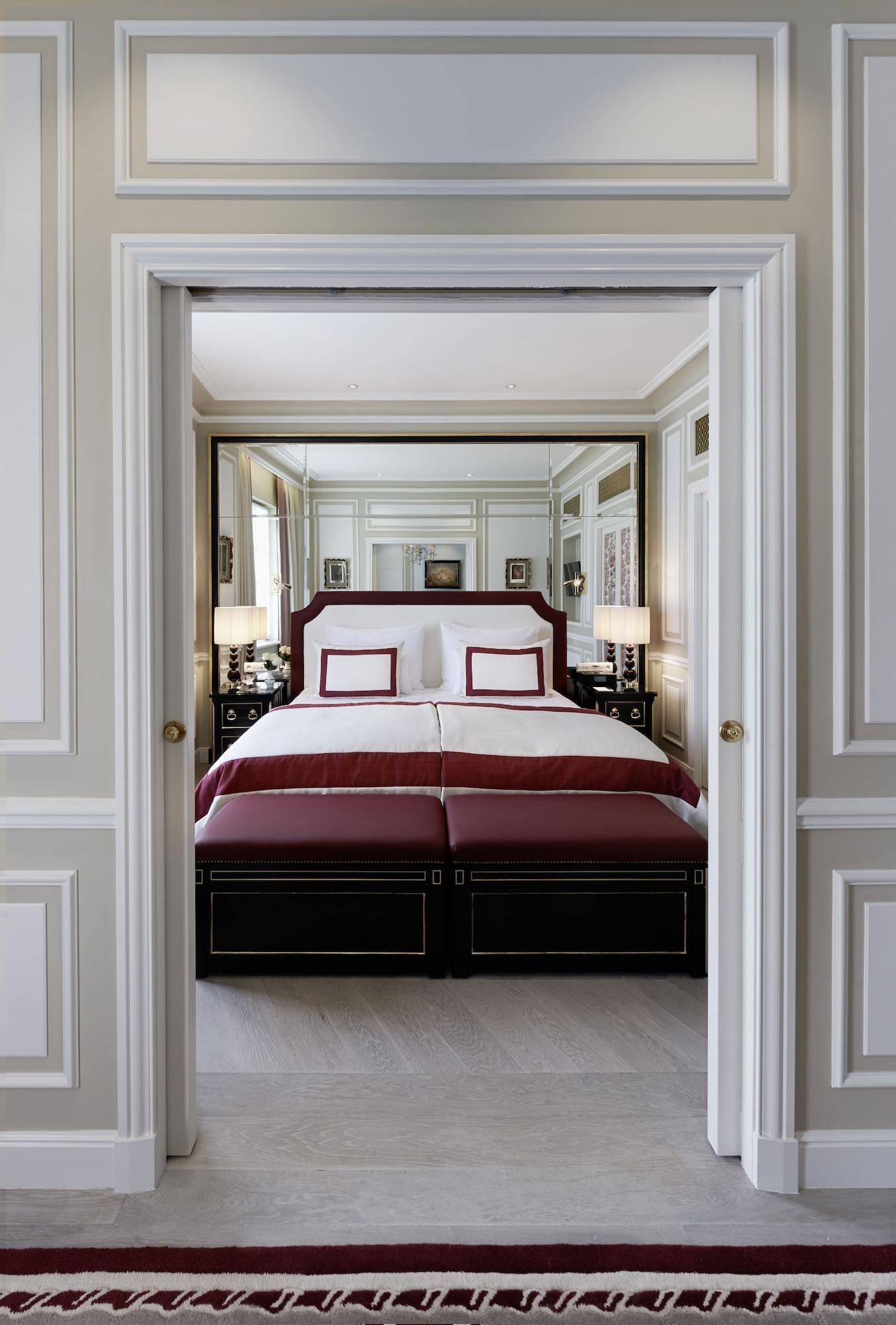 Hotel Sacher Зальцбург Экстерьер фото A bedroom at the Mandarin Oriental, Paris