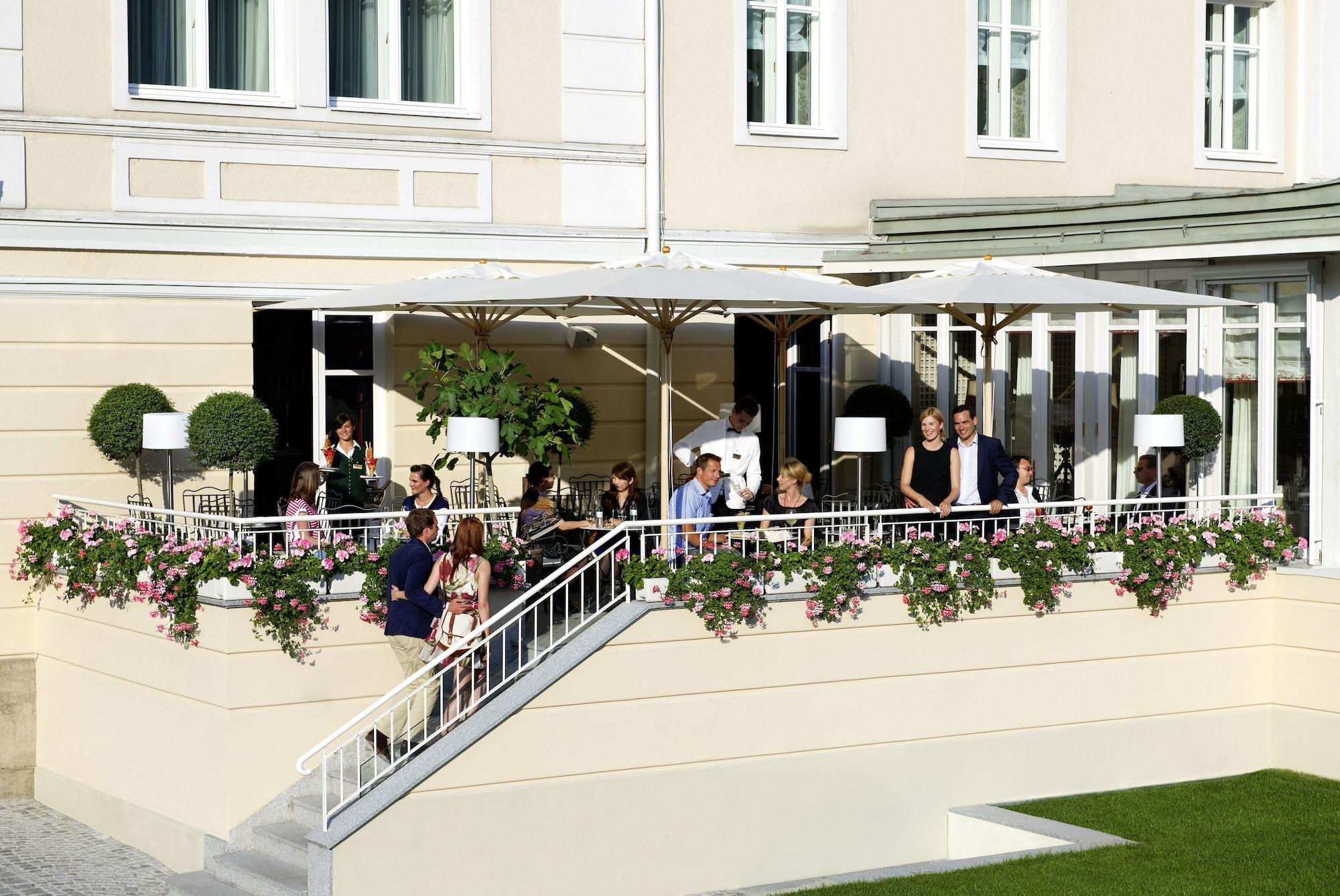 Hotel Sacher Зальцбург Экстерьер фото The terrace of the Café Prückel