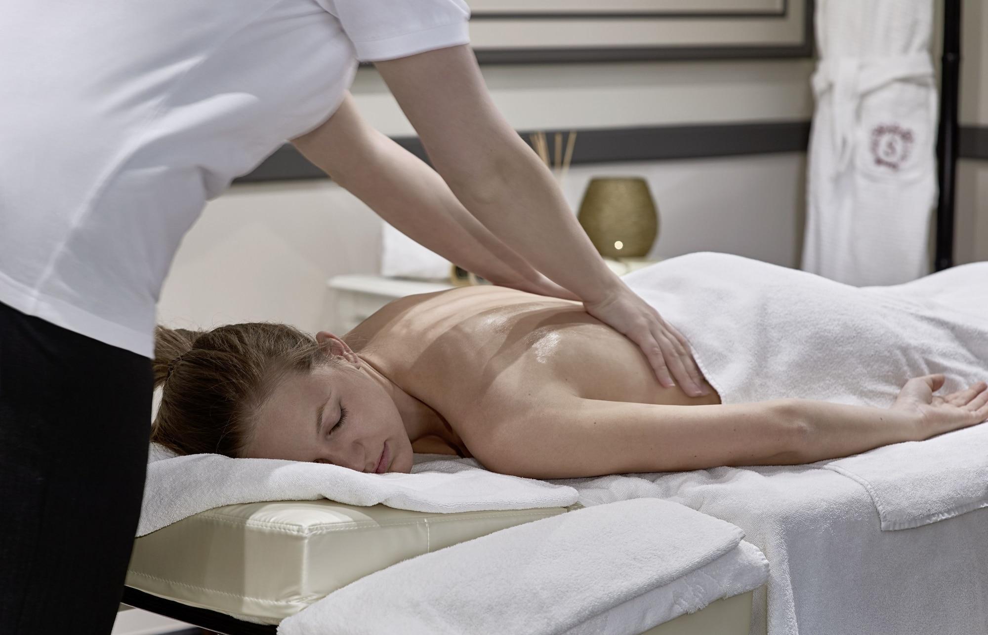 Hotel Sacher Зальцбург Экстерьер фото A massage therapist treating a patient