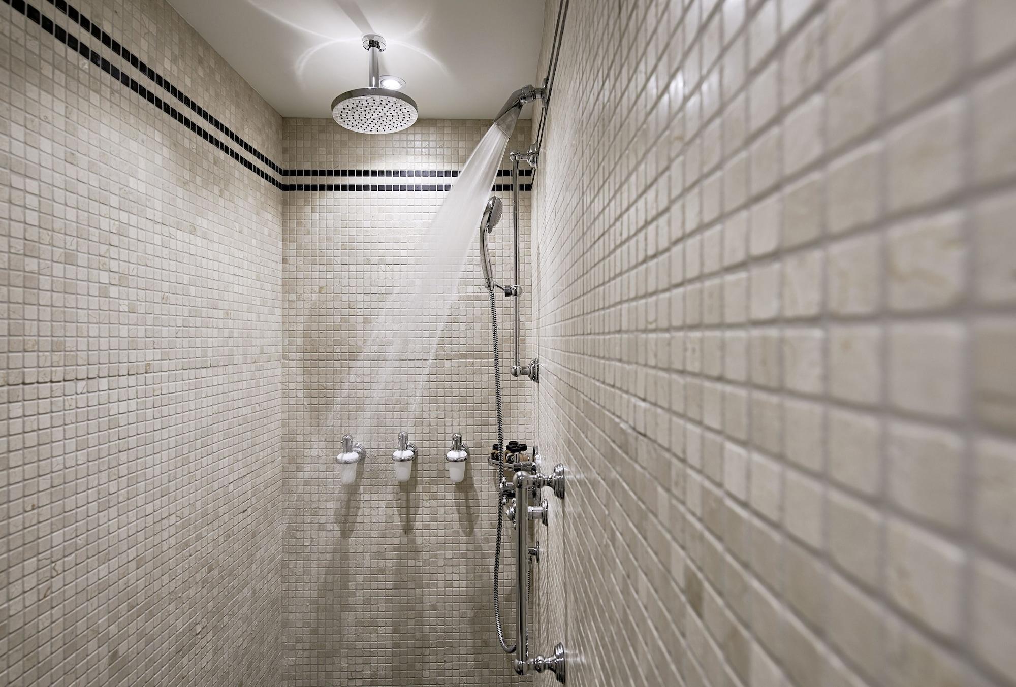 Hotel Sacher Зальцбург Экстерьер фото A shower